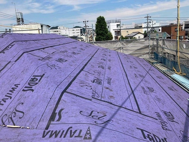 名古屋市守山区でカラーベスト屋根へ屋根カバー工法の実施・防水シートを設置後にスーパーガルテクトを導入